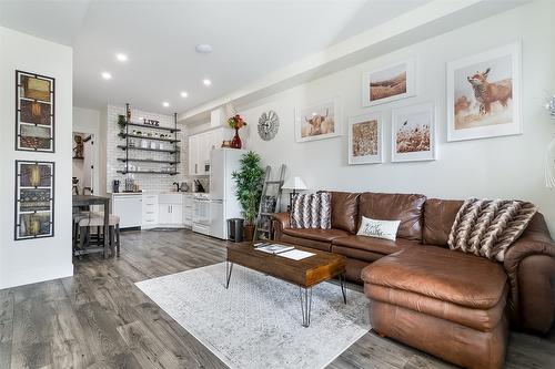 1296 Menu Road, West Kelowna, BC - Indoor Photo Showing Living Room