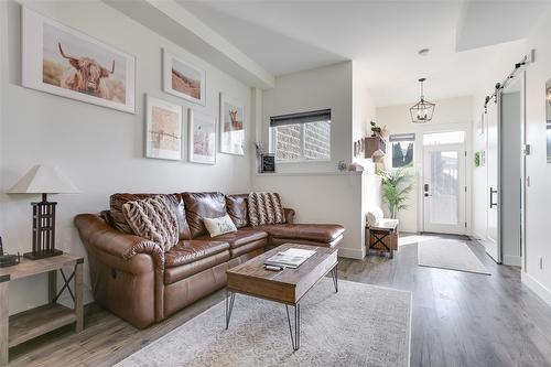 1296 Menu Road, West Kelowna, BC - Indoor Photo Showing Living Room