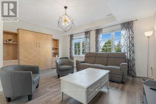 46 - 70 Plains Road, Burlington (Bayview), ON - Indoor Photo Showing Living Room