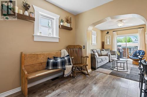 84 Steele Street, Port Colborne, ON - Indoor Photo Showing Living Room