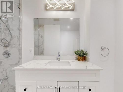 19622 Centre Street, East Gwillimbury, ON - Indoor Photo Showing Bathroom