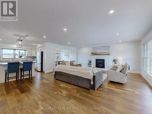 19622 Centre Street, East Gwillimbury, ON - Indoor Photo Showing Living Room With Fireplace