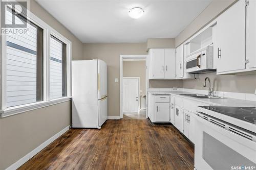 1313 D Avenue N, Saskatoon, SK - Indoor Photo Showing Kitchen With Double Sink