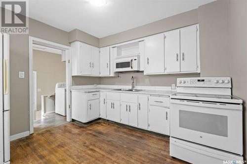 1313 D Avenue N, Saskatoon, SK - Indoor Photo Showing Kitchen