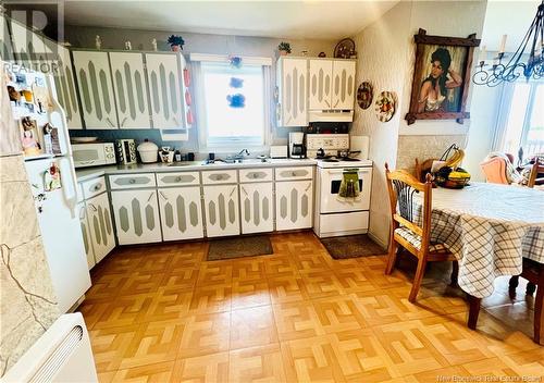 318 Rue De L'Ile, Caraquet, NB - Indoor Photo Showing Kitchen