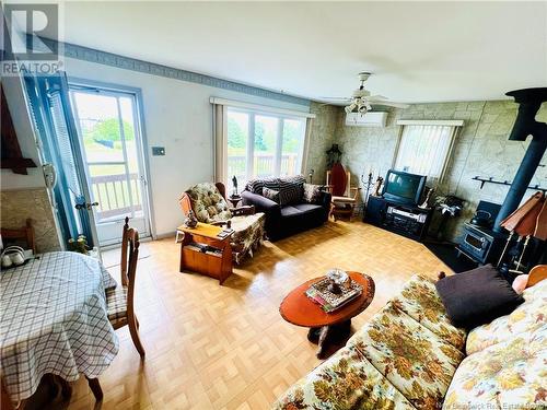 318 Rue De L'Ile, Caraquet, NB - Indoor Photo Showing Living Room