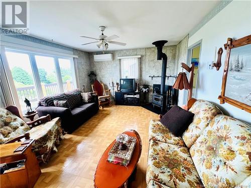 318 Rue De L'Ile, Caraquet, NB - Indoor Photo Showing Living Room