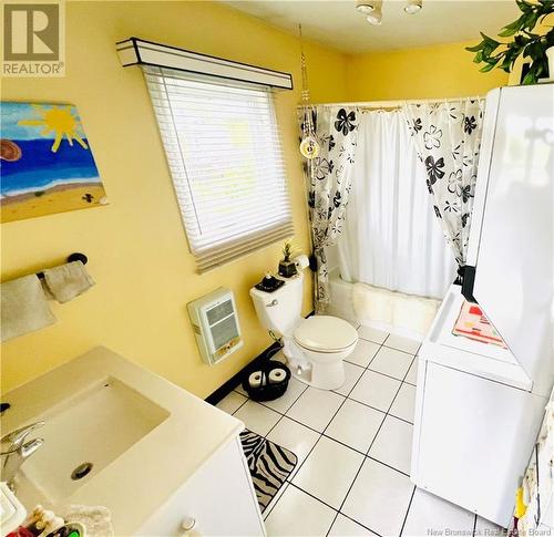 318 Rue De L'Ile, Caraquet, NB - Indoor Photo Showing Bathroom