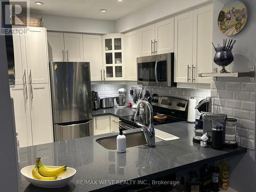 206 - 1000 Sheppard Avenue W, Toronto (Bathurst Manor), ON - Indoor Photo Showing Kitchen With Stainless Steel Kitchen