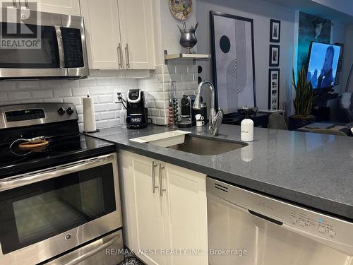 206 - 1000 Sheppard Avenue W, Toronto (Bathurst Manor), ON - Indoor Photo Showing Kitchen