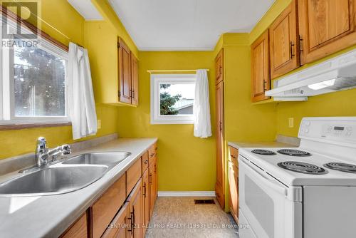 24 Hillview Drive, Hamilton Township, ON - Indoor Photo Showing Kitchen With Double Sink