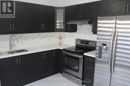 3 Canoe Glide Lane, Brampton (Sandringham-Wellington), ON - Indoor Photo Showing Kitchen With Double Sink With Upgraded Kitchen