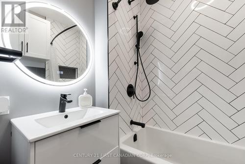 789 Walker Street, London, ON - Indoor Photo Showing Bathroom