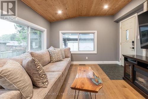 789 Walker Street, London, ON - Indoor Photo Showing Living Room With Fireplace