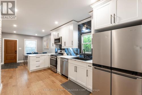 789 Walker Street, London, ON - Indoor Photo Showing Kitchen With Upgraded Kitchen