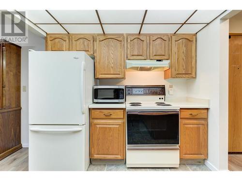 2110 Hoy Street Unit# 204, Kelowna, BC - Indoor Photo Showing Kitchen