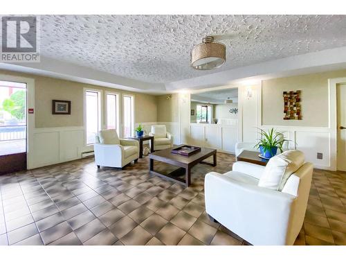 2110 Hoy Street Unit# 204, Kelowna, BC - Indoor Photo Showing Living Room