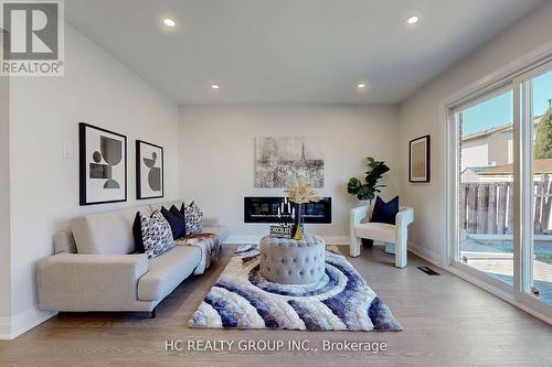 16 Simsbury Court, Markham (Milliken Mills West), ON - Indoor Photo Showing Living Room