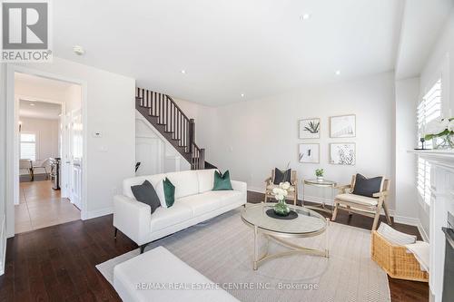 1 Sonoma Valley Crescent, Hamilton (Sheldon), ON - Indoor Photo Showing Living Room