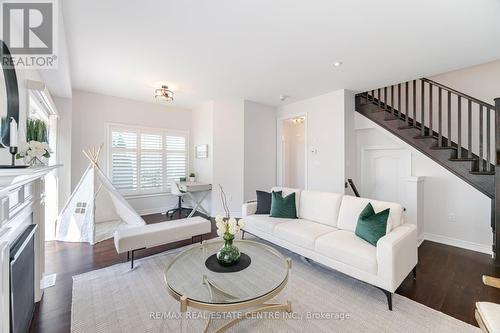 1 Sonoma Valley Crescent, Hamilton (Sheldon), ON - Indoor Photo Showing Living Room