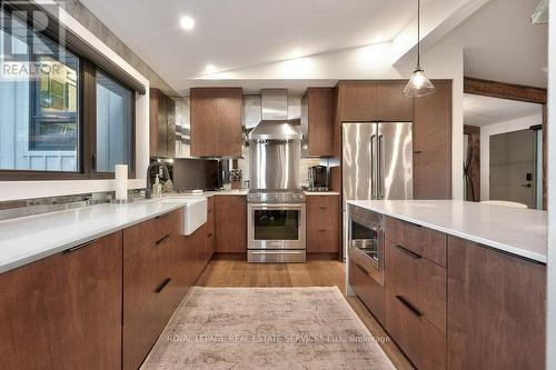 124 Lynn Court, Burlington (Lasalle), ON - Indoor Photo Showing Kitchen With Stainless Steel Kitchen With Upgraded Kitchen