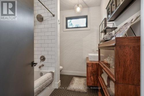 124 Lynn Court, Burlington (Lasalle), ON - Indoor Photo Showing Bathroom