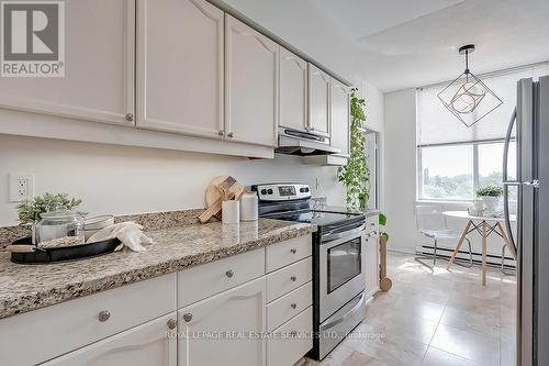 411 - 2199 Sixth Line, Oakville (River Oaks), ON - Indoor Photo Showing Kitchen