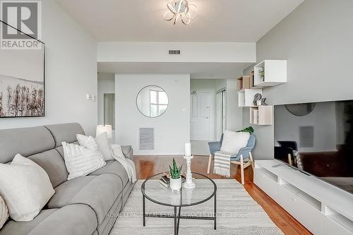 411 - 2199 Sixth Line, Oakville (River Oaks), ON - Indoor Photo Showing Living Room