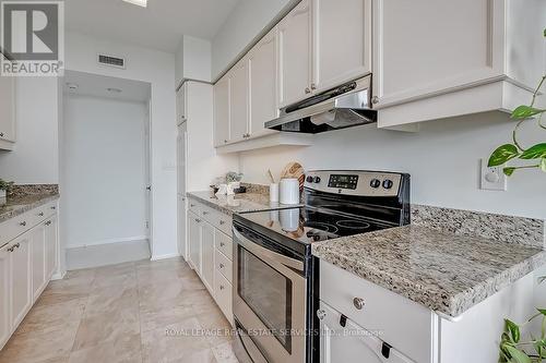 411 - 2199 Sixth Line, Oakville (River Oaks), ON - Indoor Photo Showing Kitchen With Upgraded Kitchen