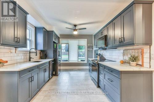 115 Loggers Grove, London, ON - Indoor Photo Showing Kitchen