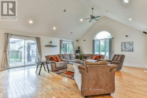 115 Loggers Grove, London, ON - Indoor Photo Showing Living Room