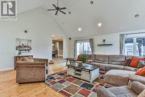 115 Loggers Grove, London, ON - Indoor Photo Showing Living Room