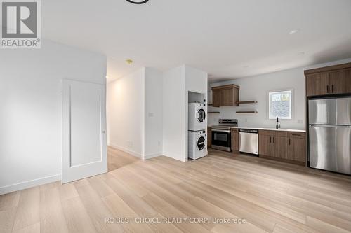 28 Carlton Avenue, London, ON - Indoor Photo Showing Kitchen With Stainless Steel Kitchen