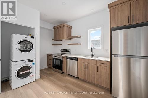 28 Carlton Avenue, London, ON - Indoor Photo Showing Laundry Room