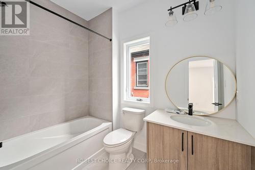 28 Carlton Avenue, London, ON - Indoor Photo Showing Bathroom