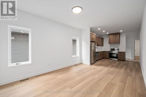 28 Carlton Avenue, London, ON - Indoor Photo Showing Kitchen