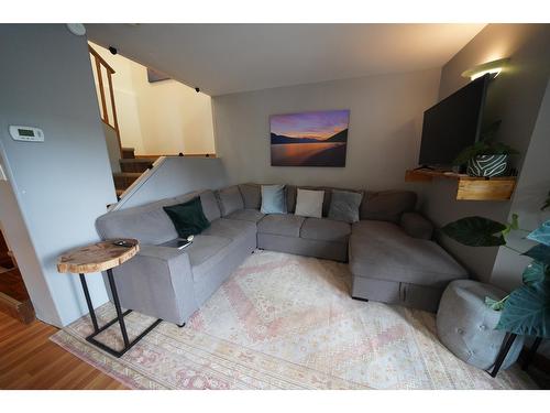 2102 Perrier Road, Nelson, BC - Indoor Photo Showing Living Room