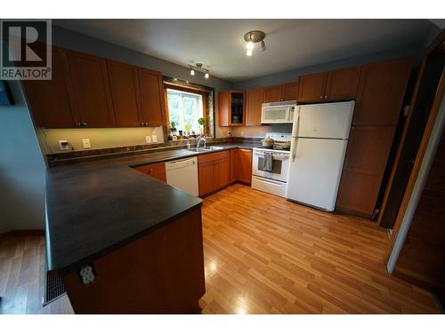 2102 Perrier Road, Nelson, BC - Indoor Photo Showing Kitchen With Double Sink