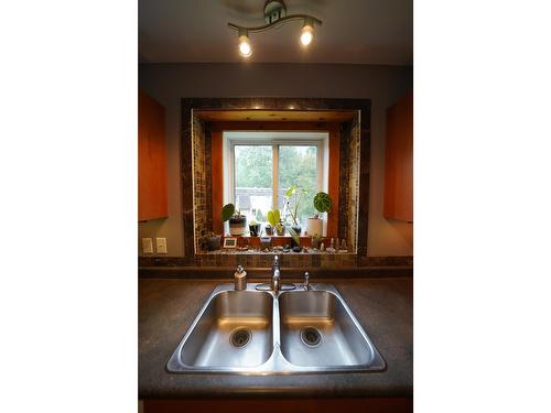 2102 Perrier Road, Nelson, BC - Indoor Photo Showing Kitchen With Double Sink