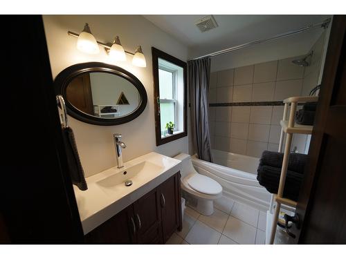 2102 Perrier Road, Nelson, BC - Indoor Photo Showing Bathroom