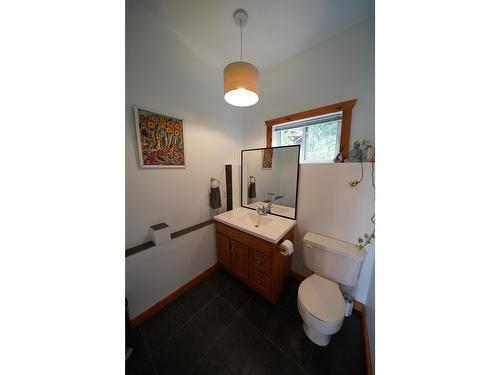 2102 Perrier Road, Nelson, BC - Indoor Photo Showing Bathroom