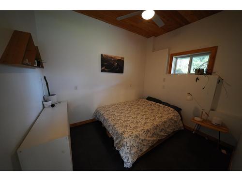 2102 Perrier Road, Nelson, BC - Indoor Photo Showing Bedroom