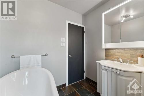 Fully bathroom - 2123 Grafton Crescent, Ottawa, ON - Indoor Photo Showing Bathroom