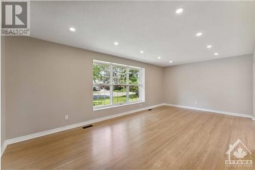 Living room - 2123 Grafton Crescent, Ottawa, ON - Indoor Photo Showing Other Room