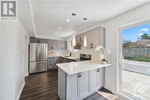 Kitchen - 2123 Grafton Crescent, Ottawa, ON - Indoor Photo Showing Kitchen With Upgraded Kitchen