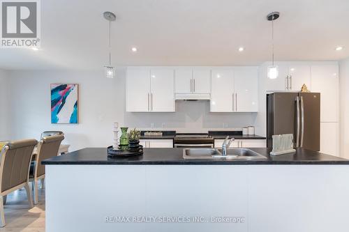 3 A - 115 South Creek Drive, Kitchener, ON - Indoor Photo Showing Kitchen With Double Sink With Upgraded Kitchen