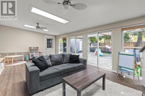 69 Wellington Street N, Thorold, ON - Indoor Photo Showing Living Room