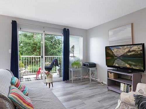 201A-698 Aspen Rd, Comox, BC - Indoor Photo Showing Living Room