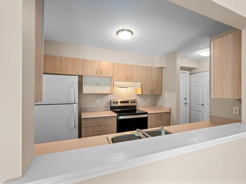 104-840 Braidwood Rd, Courtenay, BC - Indoor Photo Showing Kitchen