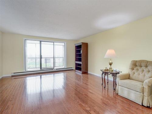 202-1204 Fairfield Rd, Victoria, BC - Indoor Photo Showing Living Room